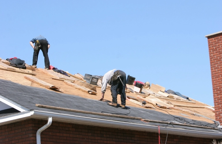 mężczyźni podczas remontu dachu